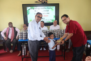वडा सदस्य के.सी.द्वारा १२० विद्यार्थीहरुलाई टिफिन बक्स वितरण