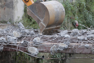 मनमती खोलामाथि बनेका संरचनामाथि महानगरको डोजर