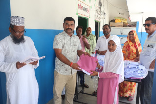 सिद्धार्थनगर–४ वडा कार्यालयद्वारा मदरसाका विद्यार्थीलाई पोशाक वितरण