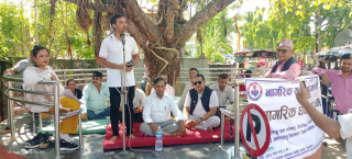 किसानलाई मलखादको व्यवस्था र गौतमबुद्ध विमानस्थल नियमित सञ्चालनको माग गर्दै धर्ना