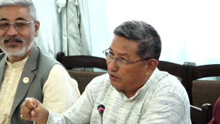 करोडौँ चन्दा दिन तयार हुने पाँच जना विद्यार्थीलाई निःशुल्क पढाउनुपर्छ भन्दा खुट्टा कमाउने ? : सांसद लिम्बू