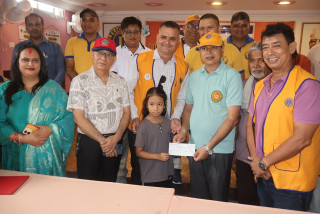 लायन्स सिद्धार्थनगर होलिसिटीद्वारा बालिकालाई आर्थिक सहयोग