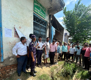 सहकारीमा मल हुँदा पनि किसानले नपाएको भन्दै गोदामको ताला फुटाएर वितरण