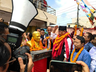 बुटवलमा प्रचण्डद्वारा टंकमणिको शालिक अनावरण