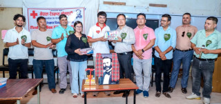 रेडक्रस बेलहिया उप–शाखाद्वारा प्राथमिक उपचार बक्स हस्तान्तरण