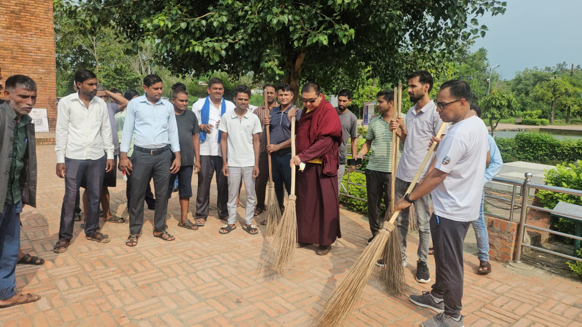 झाडु लगाएर उपाध्यक्ष डा. लामाद्वारा लुम्बिनीको नियमित सरसफाई अभियानको सुरुवात