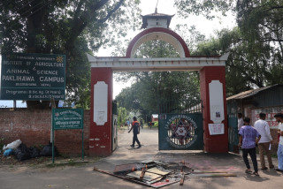 पक्लिहवा कृषि क्याम्पसका विद्यार्थीद्वारा पार्टीसम्बद्ध संगठन परित्याग, साइनबोर्ड जलाइयो