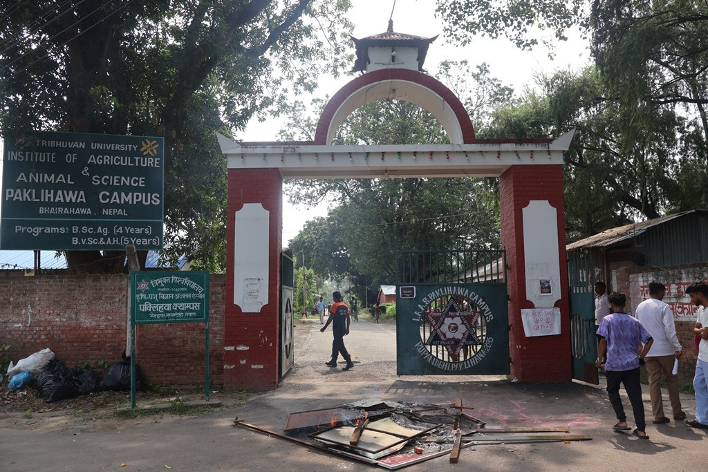 पक्लिहवा कृषि क्याम्पसका विद्यार्थीद्वारा पार्टीसम्बद्ध संगठन परित्याग, साइनबोर्ड जलाइयो