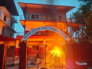 रुपन्देहीका सरकारी कार्यालयमा आगजनी तथा तोडफोड