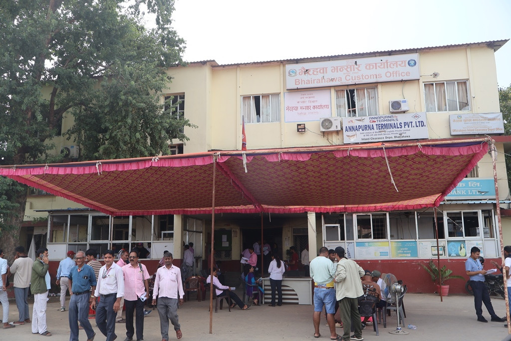 कार्यालय परिसरमा टेण्ट टांगेर सेवा दिदै भैरहवा भन्सार