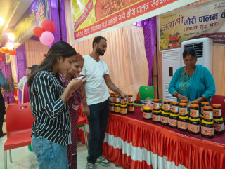 दशैं सस्तो बजार :  ज्ञवाली मह र मुस्ताङको स्याउमा उपभोक्ताको आकर्षण