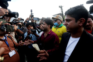 बालेन्द्र साह र सुदन गुरुङविरुद्ध जाहेरी दिन एमाले निकट अनेरास्ववियु प्रहरी परिसर काठमाडौंमा