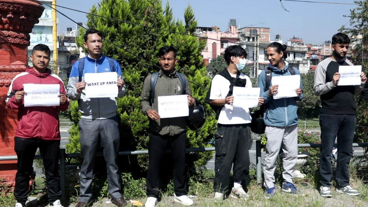 फुटबलका सरोकारवालाको एन्फा मुख्यालयमा धर्ना