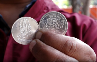 धनतरेसलक्षित चाँदीको मेडालियन वितरण शुरु