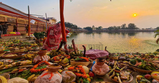 आज छठ पर्वको मुख्य दिन, अस्ताउँदो सूर्यलाई विधिपूर्वक अर्घ दिइँदै