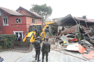 अनधिकृत रुपमा बनाइएका संरचनामा महानगरको डोजर