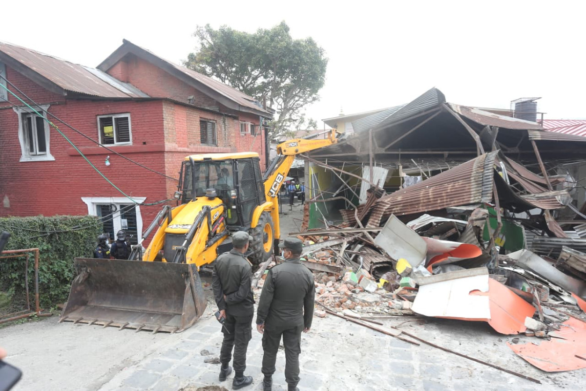 अनधिकृत रुपमा बनाइएका संरचनामा महानगरको डोजर