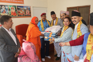 संस्कृत विद्या आश्रमलाई चामल र लत्ताकपडा हस्तान्तरण