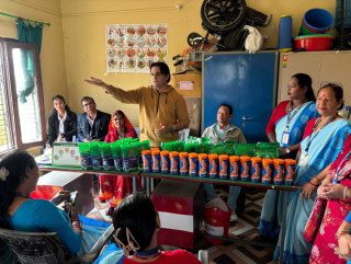 सिद्धार्थनगर–१ मा गर्भवतीलाई पौष्टिक आहार वितरण