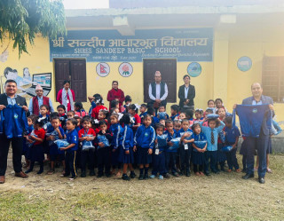 गरिमा बैंकद्वारा सन्दीप आधारभूत विद्यालयमा न्यानो कपडा वितरण