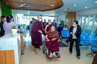 म्यानमारका ९२ वर्षीय बौद्ध धर्मगुरुको सिद्धार्थनगर सिटी हस्पिटलमा डायलासिस