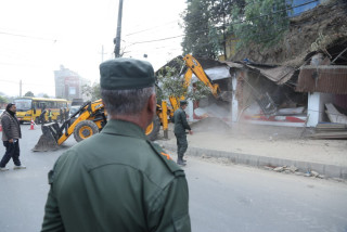 बल्खुस्थित अव्यवस्थित अस्थायी टहरा काठमाडौं महानगरले भत्कायो