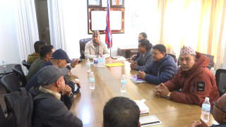 स्मार्ट टेलिकमका पीडितलाई भेट्दै सञ्चारमन्त्रीले भने – अन्यायमा पर्न दिन्न