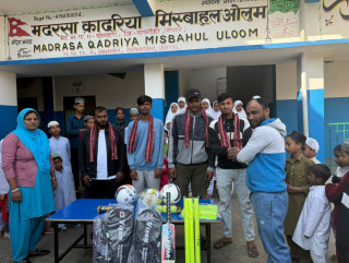 वडाकपको उपविजेता दोगहरा वारियर्सद्वारा मदरसालाई खेलकुद सामग्री वितरण