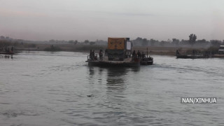 युद्धबाट थाकेका सिरियालीहरू युफ्रेटिस नदीमा ज्यान जोखिममा राख्न बाध्य