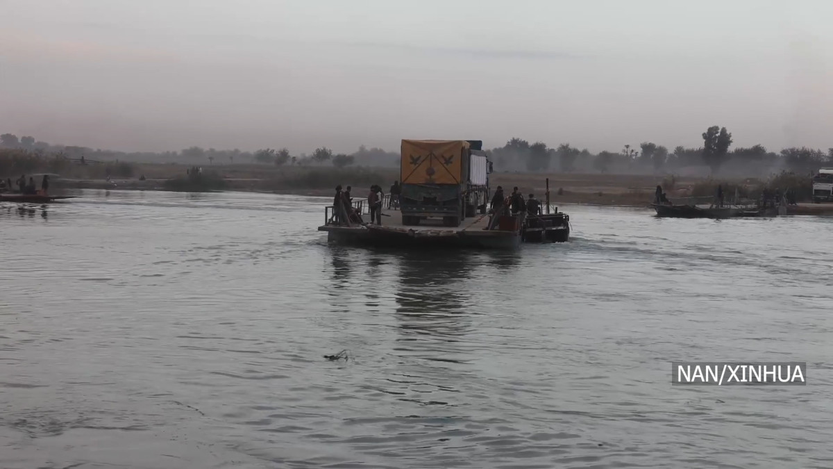 युद्धबाट थाकेका सिरियालीहरू युफ्रेटिस नदीमा ज्यान जोखिममा राख्न बाध्य