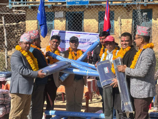 रोटरी डाउनटाउनद्वारा विद्यार्थीहरुलाई पोशाक तथा शैक्षिक सामग्री वितरण