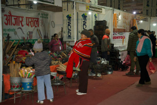 प्रदर्शनीमा महिला उद्यमीका स्टलमा अवलोकनकर्ताको घुँइचो