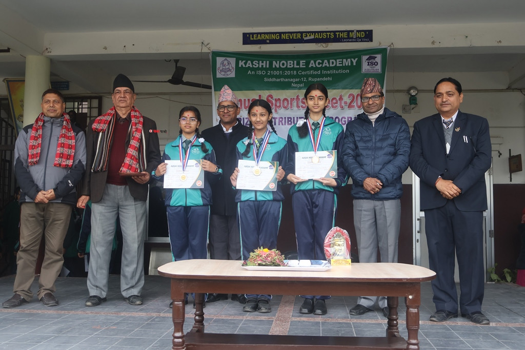 काशीमा कक्षा ९ का विद्यार्थीहरुलाई पुरस्कार वितरण