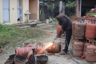 एक हजार भन्दा बढी थान ग्यास सिलिण्डर नष्ट