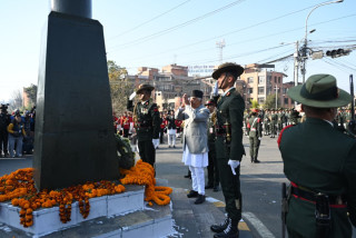 राष्ट्रपति पौडेलद्वारा पृथ्वीनारायण शाहको शालिकमा माल्यार्पण