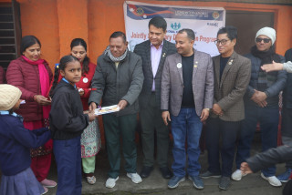 १४४ जना विद्यार्थीलाई शैक्षिक सामग्री वितरण