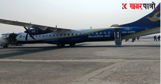 यात्रुले  जहाजको आपतकालिन ढोका खोलेपछि उडान प्रभावित