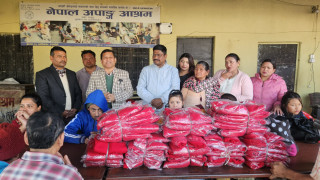 बुटवलका दुई व्यवसायीद्वारा आश्रममा न्यानो कपडा वितरण