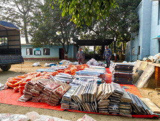 रुपन्देहीमा सशस्त्र प्रहरीद्वारा ३७ लाख बढीको लत्ताकपडा बरामद