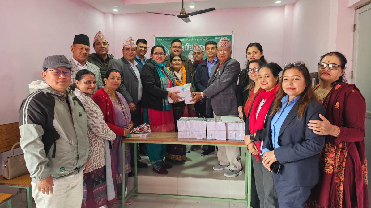 सम्बन्ध सहकारीद्वारा साधना विद्यालयलाई शैक्षिक सामग्री प्रदान