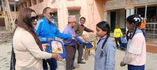 भैरहवा नमुना माविमा विद्यार्थीहरुलाई झोला र जुत्ता वितरण
