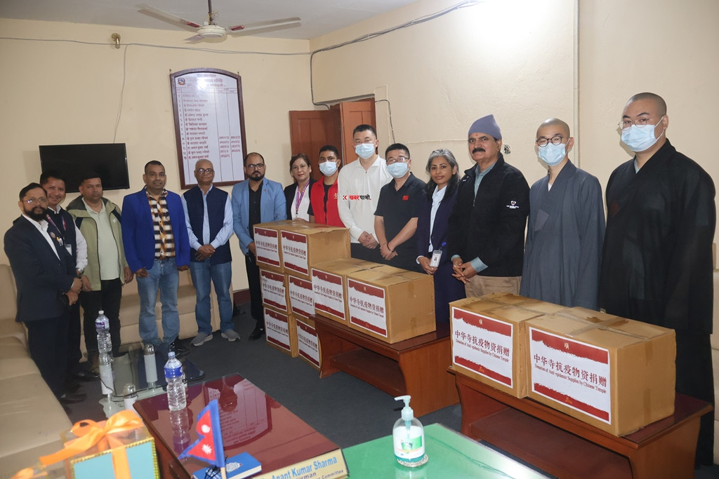 भीम अस्पताललाई १२ हजार थान मास्क हस्तान्तरण