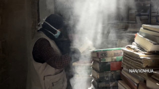 गाजाका स्वयंसेवकहरूले ओमारी मस्जिद पुस्तकालय जोगाउँदै