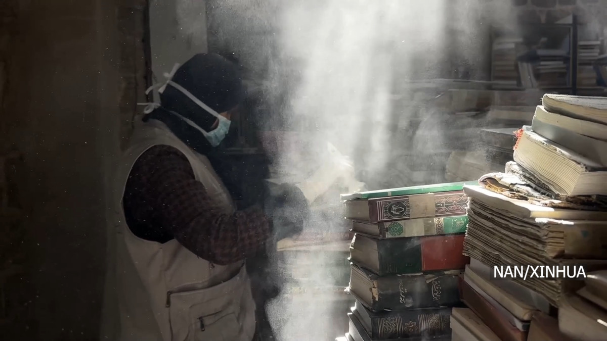 गाजाका स्वयंसेवकहरूले ओमारी मस्जिद पुस्तकालय जोगाउँदै