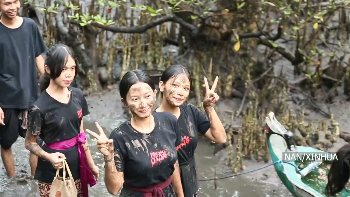 इण्डोनेसियाको बालीमा परम्परागत हिलो स्नान महोत्सव सम्पन्न