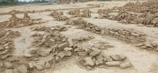 रुपन्देहीमा बेमौसमी वर्षाले काँचो ईट्टा नष्ट : बीमा गर्न माग