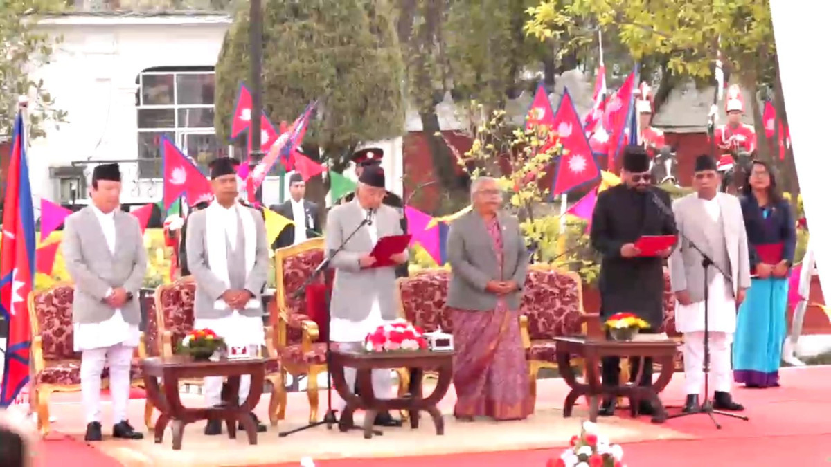 प्रधानमन्त्री साहद्वारा पद तथा गोपनियताको शपथग्रहण