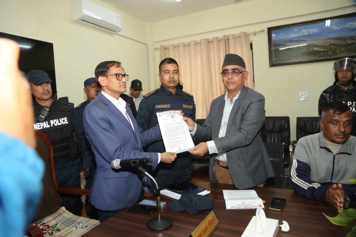 अध्यक्ष ओलीको रिहाईको माग गर्दै एमालेले काठमाडौं जिल्ला प्रशासनमा बुझायो विरोधपत्र