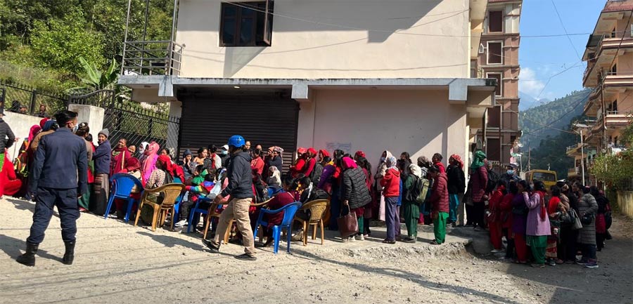 सांसद डा. शर्माको केएमसी स्वास्थ्य टोली दोलखामा, छ सय बिरामीको निःशुल्क उपचार