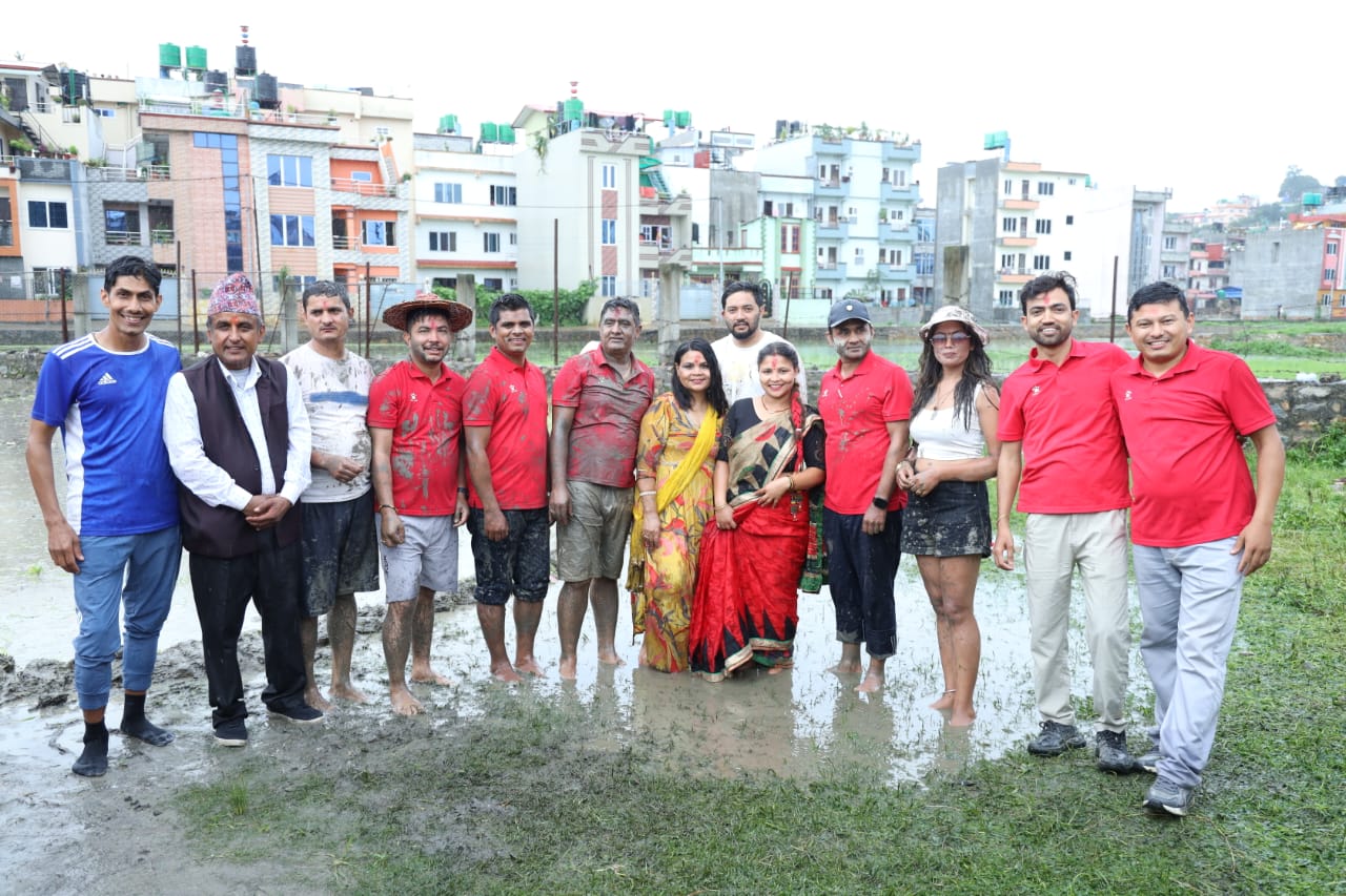 भब्य रुपमा कलाकारकै माझ मनायो  राष्ट्रिय लोकसन्चारकर्मी नेपालले रोपाईँ उत्सव(तस्बिर सहित)
